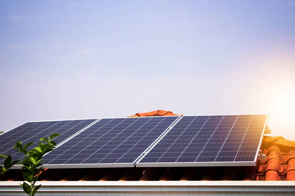 Paneles Solares Techo Rojo Día Soleado Nublado —  Fotos de Stock