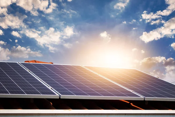 Panneaux Solaires Sur Toit Rouge Par Une Journée Ensoleillée Nuageuse Photo De Stock