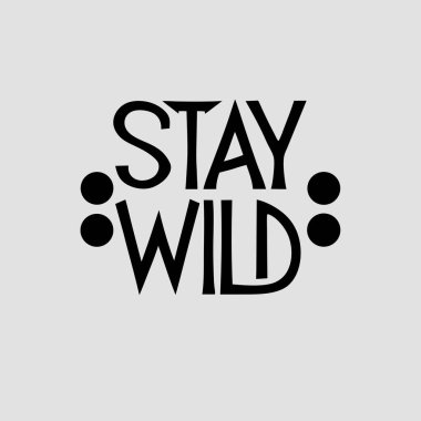 STAY WILD kelimeleri koyu siyah harflerle gösterilir, açık gri arkaplanda dekoratif siyah noktalar ile çevrili..