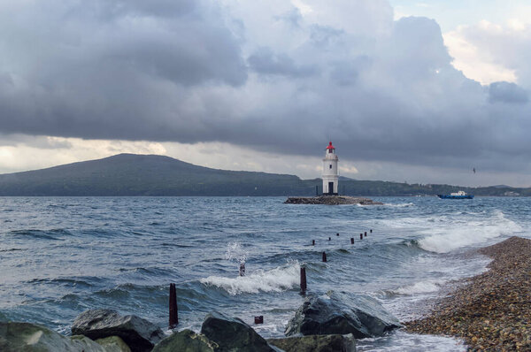 Пейзаж маяка Токаревская кошка с русским островом и парусным судном