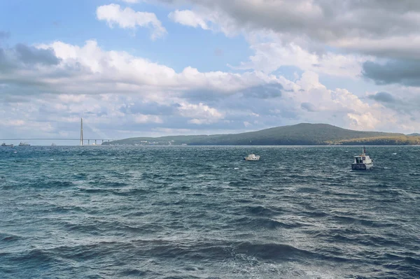 Mar Inquieto Con Barcos Parte Del Puente Ruso Isla Rusa — Foto de Stock