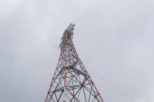 Vista Desde Abajo Soporte Línea Energía Elevándose Por Encima Los —  Fotos de Stock