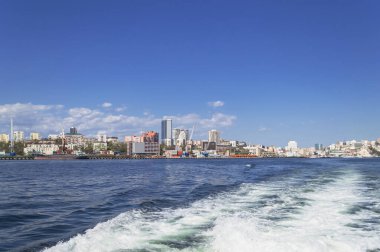 Güneşli bir günde Vladivostok şehrinin mavi gökyüzü manzarası