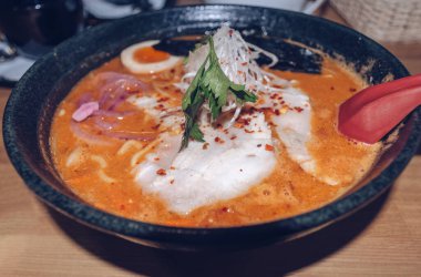 Yeni servis edilen sıcak kimchi rameninin yakın görüntüsü.