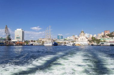 Vladivostok şehir manzarası güneşli bir günde deniz manzarası