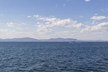 Japonya 'nın Primorsky bölgesindeki deniz manzarası güneşli bir günde gemi ve motorlu tekne ile