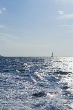 Japonya 'nın Primorsky bölgesindeki deniz dalgaları ve yatında parlıyordu.