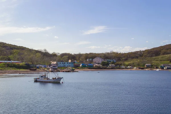 天气晴朗的Popovs岛上停泊的汽艇和小村庄景观 — 图库照片