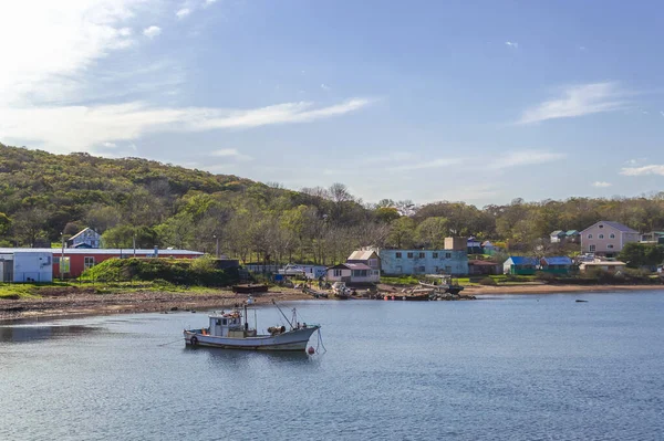 晴れた日にポポブス島の村の近くに係留ボート — ストック写真