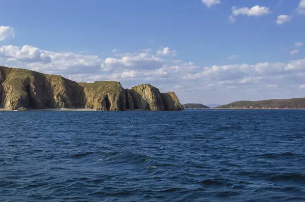 Popovs Islas Línea Costera Día Soleado Con Russky Isalnd Lejos — Foto de Stock