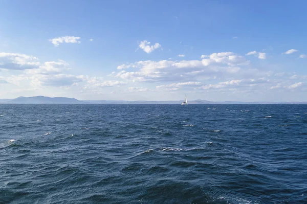 Japanska Havet Primorsky Region Havsutsikt Med Vit Yacht Segling Och — Stockfoto