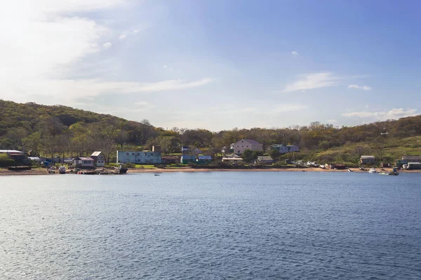 阳光明媚的时候 从日本海上俯瞰普波夫岛上一个小村庄的景色 — 图库照片