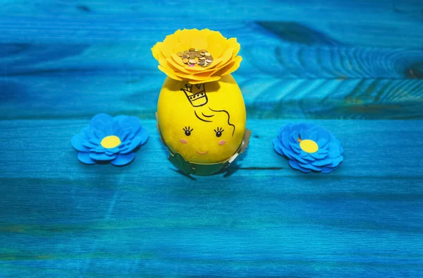 Pisanka Wykonane Jako Cute Żółty Księżniczka Papierowym Kapeluszem Kwiat Wystrój — Zdjęcie stockowe
