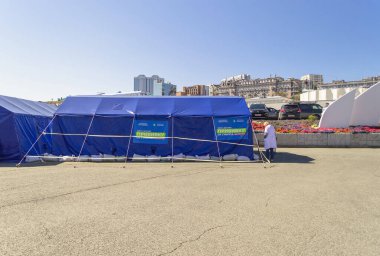 Vladivostok, Rusya - 07 Ekim 2020: Gezici aşılama istasyonu yakınında ücretsiz grip aşısı olan herkes