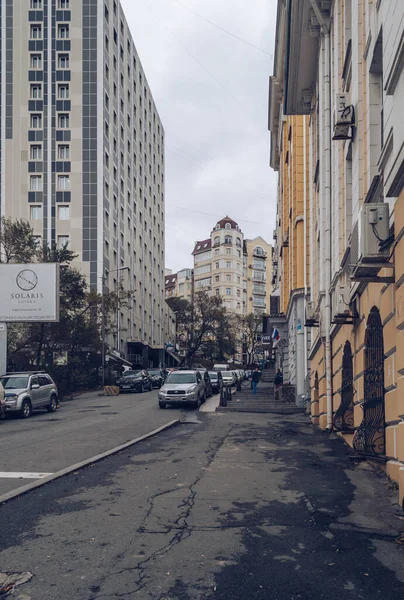 Vladivostok Rusland Oktober 2020 Uitzicht Smalle Straat Met Geparkeerde Auto — Stockfoto