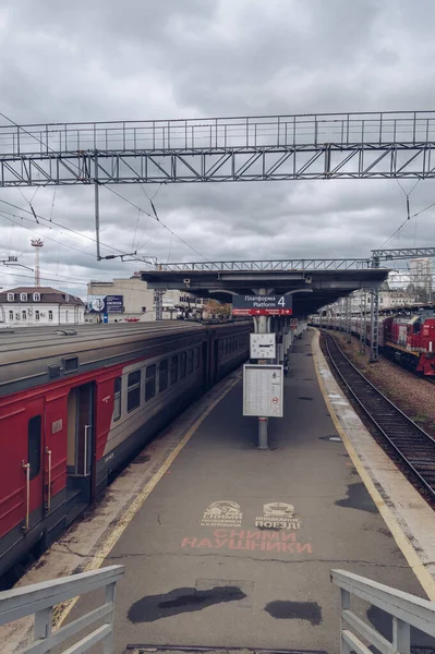 俄罗斯符拉迪沃斯托克 2020年10月5日 在铁路站台上签名 为步行到站台的人摘下耳机和车篷 — 图库照片