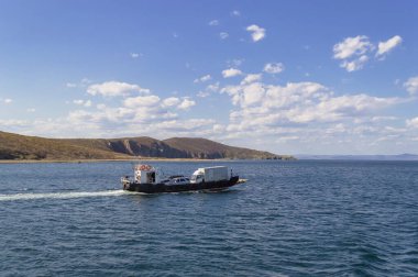 Vladivostok, Rusya - 07 Ekim 2020: Küçük feribot güneşli bir günde adadan anakaraya araba taşıyor.