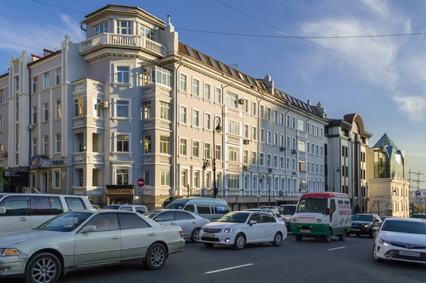 Vladivostok Rusland Oktober 2020 Avondverkeer Het Centrum Van Vladivosotk Met — Stockfoto