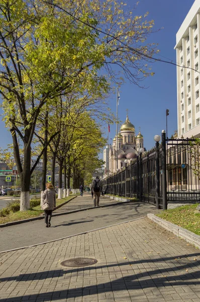 俄罗斯符拉迪沃斯托克 2020年10月7日 人们在阳光灿烂的街道上行走 — 图库照片