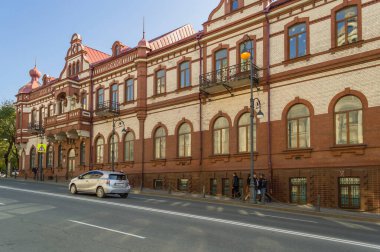Vladivostok, Rusya - 08 Ekim 2020: Tuğla Art Nouveau Kunst ve Albers ticaret evi manzarası