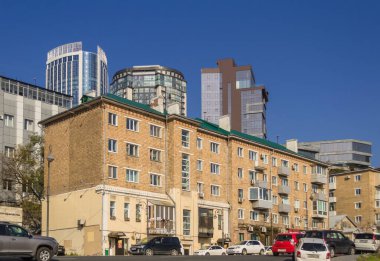 Vladivostok, Rusya - 08 Ekim 2020: Yollarda arabaları olan eski ve modern konut binaları
