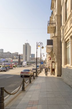 Vladivostok, Rusya - 08 Ekim 2020: Güneşli bir günde Svetlanskaya Caddesi 'nde trafik 