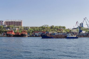 Vladivostok, Rusya - 07 Ekim 2020: kargo gemisiyle deniz manzarası