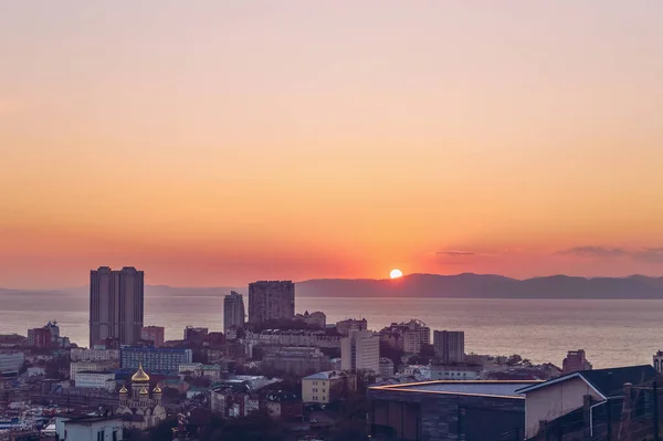 Tramonto Paesaggio Urbano Vladivostok Con Cieli Rossi Montani All Orizzonte — Foto Stock