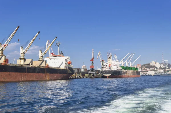 Θέα Από Θάλασσα Γερανούς Φορτίου Και Φορτηγά Πλοία Την Ηλιόλουστη — Φωτογραφία Αρχείου