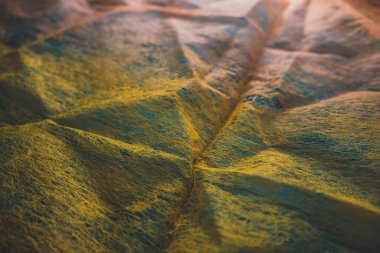 Dokulu kumaş ve ışık ile soyut manzara taklidi