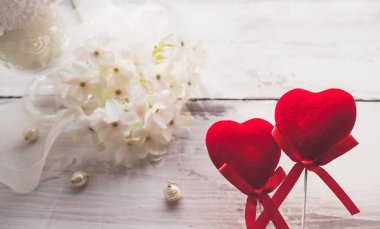 kırmızı kalpler çiçek ve dekor ile evlilik yıldönümü kutlamaları