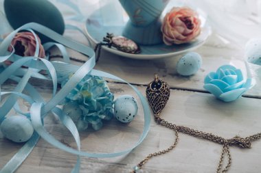 Dekoratif aksesuarlar ambalaj ya da diğer kutlama tasarımları için ahşap masada yatıyor.