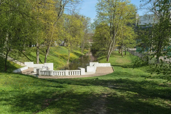 Park Med Liten Kanal Och Trappa Kaliningrad Solig Vårdag — Stockfoto