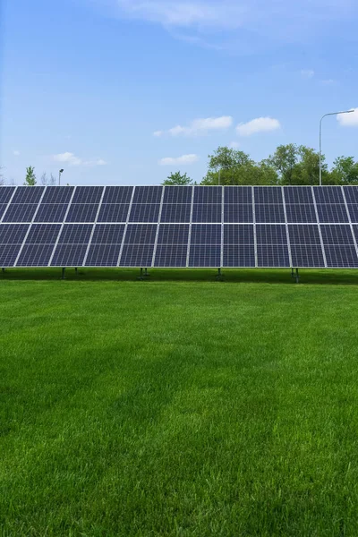 Close View Solar Panel Green Grass Lawn Blue Sky — Stock Photo, Image