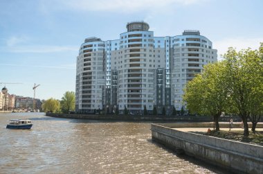 Kaliningrad, Rusya - 10 Mayıs 2021: Güneşli bir günde Pregolya nehri manzaralı apartman