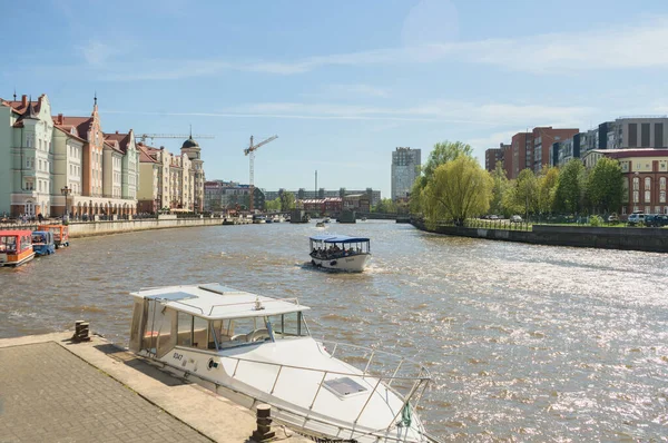 Kaliningrad Rusland Mei 2021 Afgemeerde Motorboot Met Uitzicht Pregolya Stadsgezicht — Stockfoto