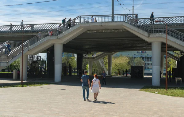 Kaliningrado Rusia Mayo 2021 Personas Caminando Complejo Escaleras Del Parque — Foto de Stock