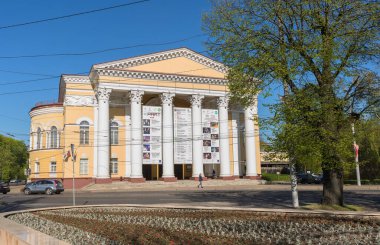 Kaliningrad, Rusya - 11 Mayıs 2021: Kalininingrad bölgesel tiyatro dış görünümü güneşli sabah