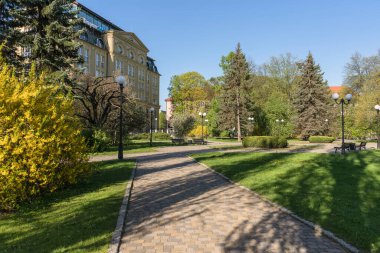 Kaliningrad, Rusya - 11 Mayıs 2021: önünde küçük bir kare olan ofis binası