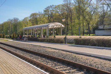 Kaliningrad, Rusya - 11 Mayıs 2021: Tren istasyonundaki yolcular