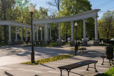 Kaliningrad, Rusya - 11 Mayıs 2021: Güneşli bir sabah Schiller heykelinin önündeki meydan