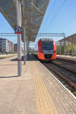 Kaliningrad, Rusya - 11 Mayıs 2021: Rus Demiryolları logosu platformda Rus modern treninin gelişi