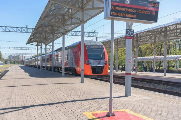 Kaliningrado Rússia Maio 2021 Chegada Trem Zelenogradsk Com Vista Horário — Fotografia de Stock