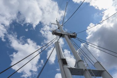 Aşağıdan deniz gemisinin direği ve mavi gökyüzünün görüntüsü 