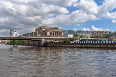Kaliningrad, Rusya - 14 Mayıs 2021: Şehir manzaralı ve Sanat Müzesi olan Pregolya Nehri
