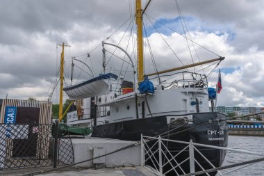 Kaliningrad, Rusya - 14 Mayıs 2021: Okyanus müzesi kompleksinin bir parçası - balıkçı teknesi (MFT-orta balıkçı teknesi))