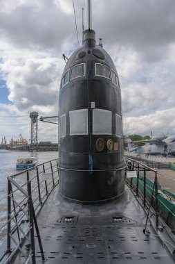 Kaliningrad, Rusya - 14 Mayıs 2021: Dünya Okyanus Müzesi kompleksinin bir parçası olan eski denizaltının üst güvertesi