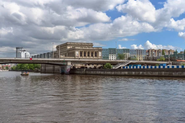 Kaliningrad, Rusya - 14 Mayıs 2021: Şehir manzaralı ve Sanat Müzesi olan Pregolya Nehri