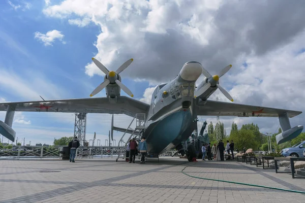 Kaliningrad, Rusya - 14 Mayıs 2021: aşağıdan deniz uçağının görüntüsü