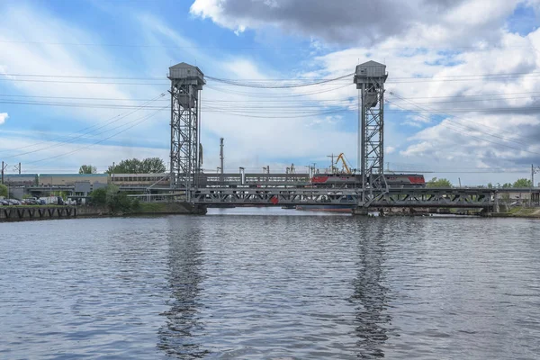 Kaliningrad Russland Mai 2021 Geschlossene Vertikale Hubbrücke Mit Fahrendem Zug — Stockfoto